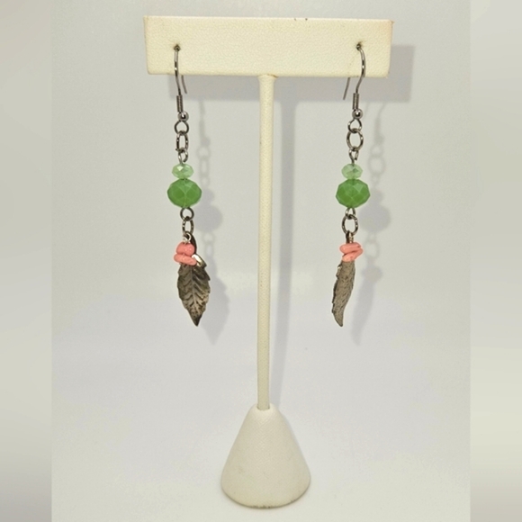 ποΈFREE ADD ON TO BUNDLE Coral & Glass Silver Tone Leaf Dangle Boho Earrings - Picture 3 of 4